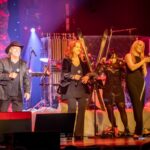Paul Daraîche, Marie-Denise Pelletier et Suzie Villeneuve dans un tableau du spectacle Noël une tradition en chanson 2023. Crédit : Jean-Charles Labarre / Courtoisie Production