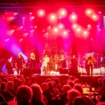 Les artistes du spectacle Noël une tradition en chanson 2023. Crédit : Jean-Charles Labarre / Courtoisie Production