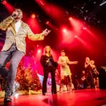 Joël Legendre dans un tableau du spectacle Noël une tradition en chanson 2023. Crédit : Jean-Charles Labarre / Courtoisie Production